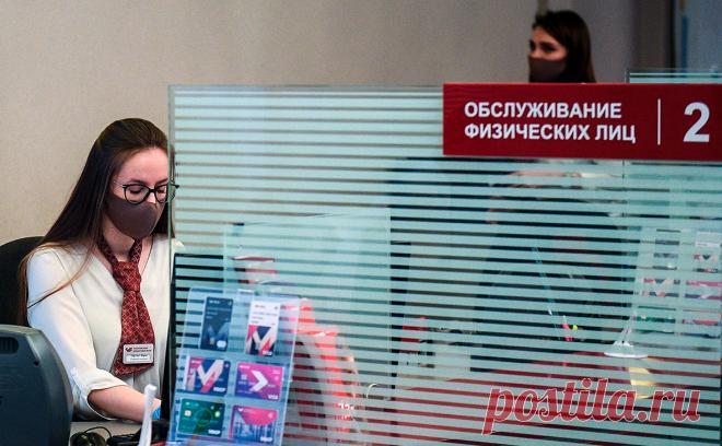 Россияне стали чаще отказываться от одобренных банками кредитов. В 2021 году меньше трети заемщиков брали кредиты, после того как их заявку одобрил банк, — доля согласных на ссуду клиентов оказалась даже ниже, чем в начале пандемии, подсчитал «Эквифакс». Основная причина — рост ставок на рынке