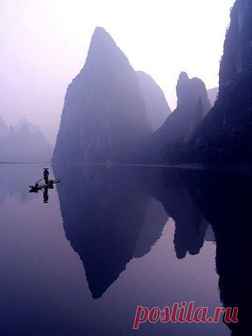 Река Ли. Она находится в китайской провинции Гуанси, и ее называют «рекой поэтов и художников», т.к. она окружена невероятно красивыми пейзажами – зелеными холмами, конусообразными известняковыми пиками и террасовыми рисовыми полями.