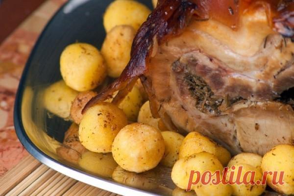 Рулет из свинины с травами