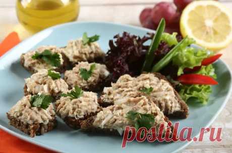 Бутерброды с копченой скумбрией и сыром Очень ароматные и вкусные бутерброды со смесью из копченой скумбрии, сливочного сыра, майонеза и репчатого лука.