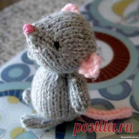 Варианты крысок и мышек вязанных спицами. МК | Вязаные игрушки. Мастер-классы, схемы, описание. СОДЕРЖАНИЕ
Мышонок Марисоль спицами Как связать реалистичную белую крыску своими руками Вязаная игрушка мышонок своими руками Каждый Новый год по восточному календарю проходит под знаком того или иного животного. В грядущем 2020-м году хозяйничать будет белая металлическая крыса....