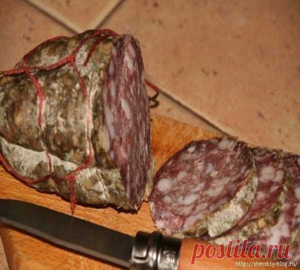 3 РЕЦЕПТА НАТУРАЛЬНОЙ СЫРОВЯЛЕНОЙ СУХОЙ КОЛБАСЫ СВОИМИ РУКАМИ
Готовы к экспериментам на кухне? Тогда предлагаю вам отличный рецепт приготовления сыровяленой колбаски в домашних условиях. Это простой и натуральный вариант любимой колбаски. 
 
 
1-ый рецепт сыровяленой колбасы своими руками
 
1.Ингредиенты: 
 
Мясо - 1,5 килограмма 
Сало - 700 грамм 
Соль - 3 ст. ложки 
Перец - 0,5 чайных ложки 
Сахар - 2 ст. ложки 
Водка - 1,5 ст. ложки 
Коньяк - 50 миллилитров 
Кишки - 1 п...