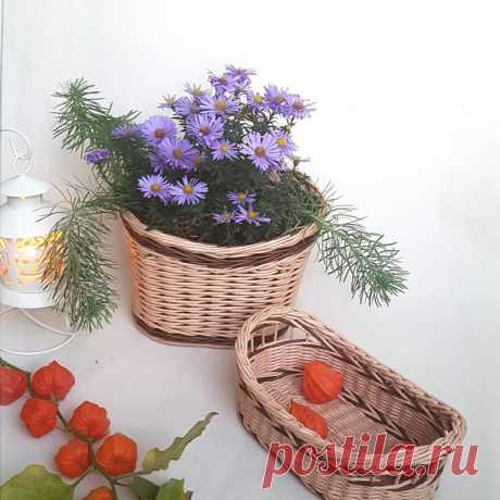 Настенная корзина #doorbasket применение самое разнообразное: декорирование сухими цветами, живыми букетами
 корзинка для хранения мелочей в ванной комнате, прихожей, гостинной и спальне,
корзина для кухонной утвари. 
Размер по донышку 18×11 см., по верху 22×14см., высота по задней стенке без учета ручки 18см.
  Корзина для подачи хлеба, печенья или сладостей 22×13см., высота 6см., с ручками 9см.  
Обе корзины будут прекрасным подарком, как вместе так и каждая отдельно. Во...