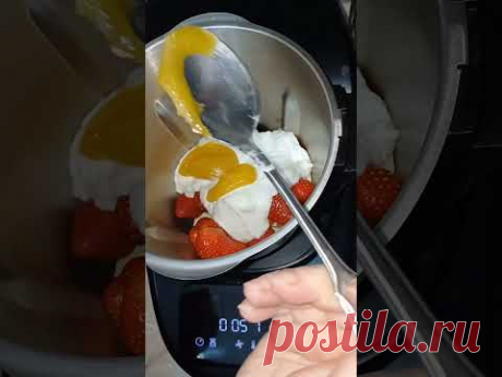 Клубнично-банановый лассе. #kitchenbot #рецепты #напитки #коктейль #китченбот #лассе