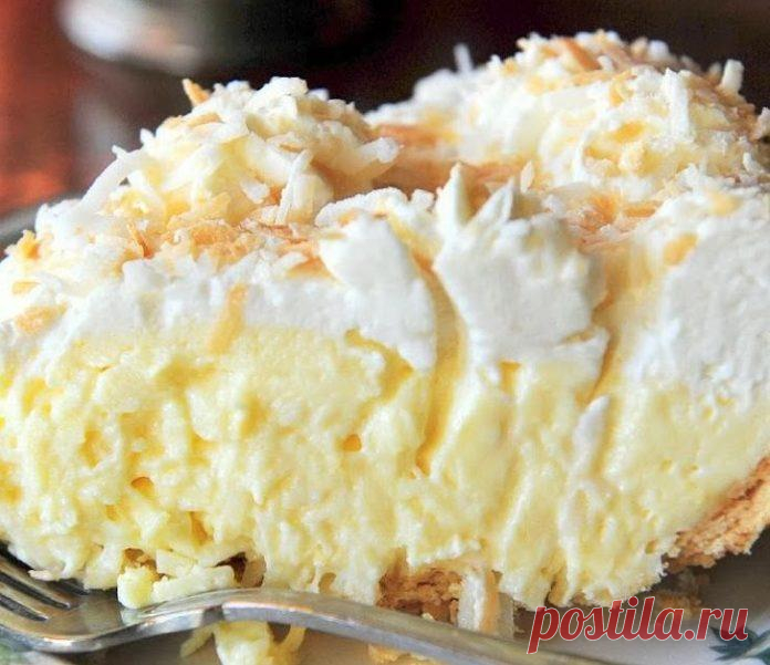 Нежнейший кокосовый пирог с толстым слоем крема. Вкусно!