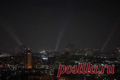 В Киеве объявили воздушную тревогу. В Киеве вечером 31 декабря объявили воздушную тревогу. Тревога была объявлена в 19:29 по местному времени. Помимо столицы страны, она действует в большинстве других регионов республики, кроме Сумской области и западных регионов. Ранее днем 31 декабря воздушная тревога объявлялась на всей территории Украины.