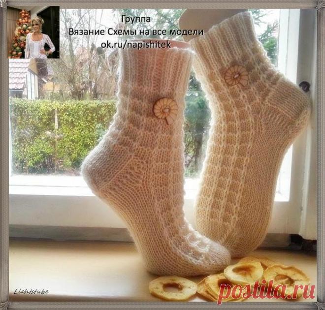 Носки связаны из пряжи с добавлением мохера (или пуха) 200 г / 100 м спицами № 3,5. Начинаем с резинки 2 х 2 - 15 круговых ряда. Дальше узор носка (повторять с 1 по 5 круговой ряды): 1 к.р. - 1 п. снять как лицевую с накидом, 3 лицевых 2 к.р. - все лицевые 3 к.р. - 1 п. снять как лицевую с накидом, 3 лицевых 4 к.р. - все лицевые 5 к.р. - 1 лицевая, 3 изнаночные. Пятка прямая; мысок ленточный