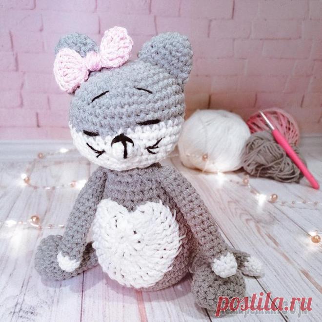 Кошечка крючком ко дню Святого Валентина. Мастер-класс Предлагаю вам связать милейшую игрушку кошечку ко дню Святого Валентина ❤️Мой мастер-класс содержит текстовое описание и видео Для кошечки нам нужно 2 мотка пряжи полухлопок, у меня фирмы ярнарт джинс...