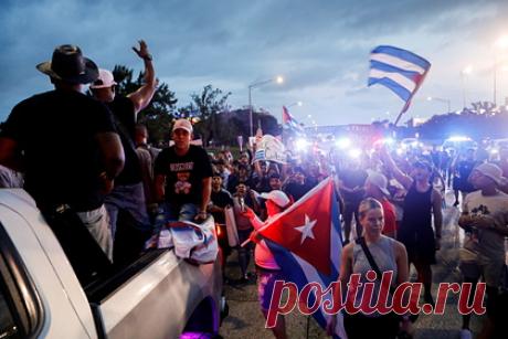 В США призвали нанести удар по Кубе. Мэр города Майами Фрэнсис Суарес призвал США нанести удар по Кубе, чтобы свергнуть действующую власть на островном государстве. Суарес выразил мнение, что Вашингтону следует изучить и обсудить этот вариант в качестве меры давления на Гавану в дополнение «к множеству других опций».