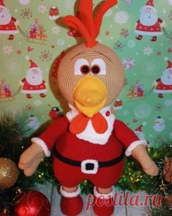 Бесплатный мастер-класс от Марии Устюшкиной по вязанию петуха по имени Петя Курочкин. Высота вязаной крючком игрушки примерно 36 см.