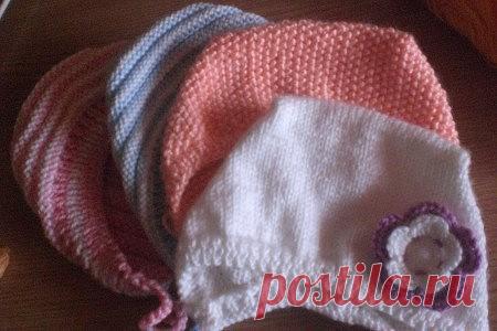 Вязание спицами для новорожденных: схема чепчика и шапочки

Когда в семье ожидается пополнение, многие бабушки и мамы начинают задумываться над тем, какие вещи для малыша можно сшить или связать собственными руками. К таким обязательным предметам одежды для новорожденных можно отнести шапочки, которые всегда найдут свои места в гардеробе малыша. 

На просторах интернета можно найти много примеров, где предлагаются схемы вязания для новорожденных спицами. Не будем отставать...