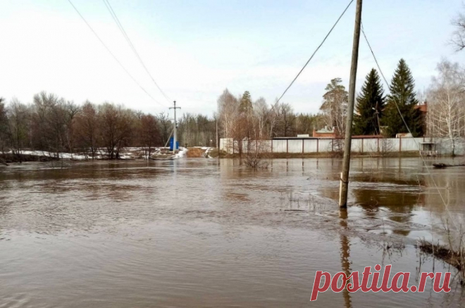 Железобетонный мост в «Бузулукском бору» в Оренбуржье смыло течением. Мост через реку Боровка находился в поселке Паника.