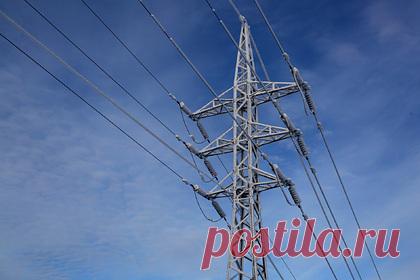 На Украине начались веерные отключения электричества. На Украине уже идут веерные отключения электричества, заявил заместитель председателя областного совета Херсонской области Егор Устинов. По данным Устинова, в нескольких районах области больницы и другие объекты инфраструктуры вынуждены работать на дизельных генераторах.