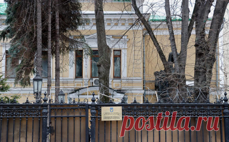 Захарова объяснила разрыв договора на аренду здания посольства Украины. Департамент городского имущества Москвы решил прекратить договор аренды на земельный участок, предоставленный под размещение посольства Украины, сообщила официальный представитель МИДа Мария Захарова.
