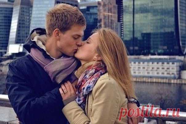 Музыкальная открытка Почему в 17 лет...