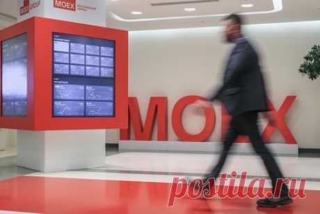Российскому фондовому рынку предрекли рост. В следующем году российский рынок акций будет продолжать расти, считает управляющий директор по инвестициям УК ПСБ Николай Рясков. По его прогнозам, индекс Мосбиржи поднимется до 3500 пунктов с текущих 3085 пунктов. В банке сейчас наиболее перспективными видят акции внутреннего роста и экспортеров.