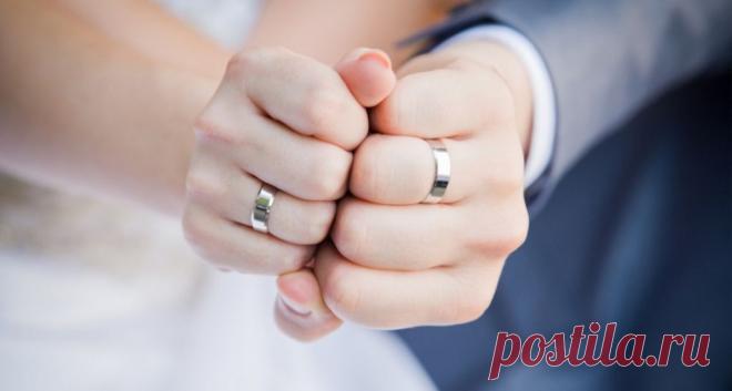 Почему мы носим обручальное кольцо на безымянном пальце? Кольцо - бесконечная, не имеющая начала и конца, вечная любовь...