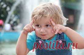 "Когда кто-то тебя любит, то он произносит твоё имя по-особому. Ты просто знаешь, что твоё имя безопасно у него во рту". (Билли - 4 года).

"Любовь - это когда девушка надушивается, а парень - одеколонится, и они идут на свидание и нюхают друг друга". (Карл - 5 лет)

"Любовь - это когда вы кушаете в Макдоналдсе, и ты отдаёшь кому-то бОльшую часть своей картофельной соломки, не заставляя его делиться с тобой своей". (Крисси - 6 лет).