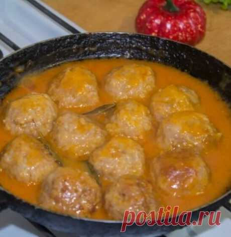 Тефтели «Как в садике»

Ингредиенты:

Для тефтелей:

Мясной фарш (в данном случае свиной) — 400 г

Рис — 1\2 стакана круглозерненного

Лук — 1 средняя луковица

Яйцо — 1 шт.

Мука для панировки

Соль по вкусу

Растительное масло (для жарки)

Для подливы:

Томатная паста — 1 чайная ложка

Мука — 1 столовая ложка

Сливки (сметана) — 1 столовая ложка

Вода — 1,5 стакана воды

Приготовление:

1. Мясо прокрутить через мясорубку или купить готовый фарш.

2. Лук мелко измельчить ...