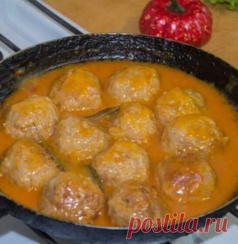 Тефтели «Как в садике»

Ингредиенты:

Для тефтелей:

Мясной фарш (в данном случае свиной) — 400 г

Рис — 1\2 стакана круглозерненного

Лук — 1 средняя луковица

Яйцо — 1 шт.

Мука для панировки

Соль по вкусу

Растительное масло (для жарки)

Для подливы:

Томатная паста — 1 чайная ложка

Мука — 1 столовая ложка

Сливки (сметана) — 1 столовая ложка

Вода — 1,5 стакана воды

Приготовление:

1. Мясо прокрутить через мясорубку или купить готовый фарш.

2. Лук мелко измельчить ...