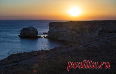 Самолеты ВКС России пресекли попытку десантной группы ВСУ проникнуть в Крым. Как сообщили в Минобороны РФ, группа следовала в направлении мыса Тарханкут на быстроходном военном катере и трех гидроциклах