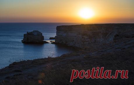 Самолеты ВКС России пресекли попытку десантной группы ВСУ проникнуть в Крым. Как сообщили в Минобороны РФ, группа следовала в направлении мыса Тарханкут на быстроходном военном катере и трех гидроциклах