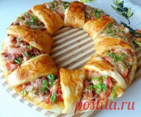 Просто пицца
Красивый способ разделки теста для пиццы
Тесто можно взять любое для пиццы и начинку по своему вкусу.
У меня тесто:
11 гр.дрожжей
200 мл.теплой воды
0,5 ч.л сахара
1 ч.л. соли
400 гр.муки
4 ст.л.раст.масла
В миску высыпать муку,дрожжи,сахар,соль-все перемешать
добавить стакан теплой воды и раст.масло.
Вымесить гладкое тесто,накрыть его и поставить теплое место подходить.Подошедшее тесто хорошо обмять(оно готово для приготовления пиццы)
Готовое тесто тонко раскатать в большой круг,