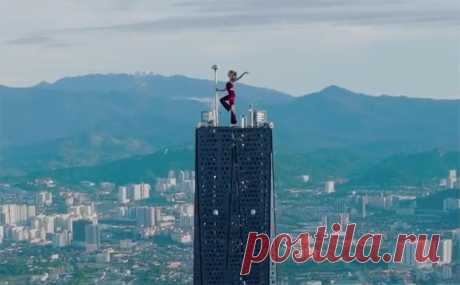 Власти Малайзии расследуют съемку блогеров из России на небоскребе. Пару российских блогеров-руферов Ангелину Николау и Ивана Беркуса вызовут в полицию Куала-Лумпура для дачи показаний после того, как блогеры без официального разрешения забрались на крышу малазийского небоскреба Merdeka — второго по высоте здания в мире, сообщает газета Free Malaysia Today.