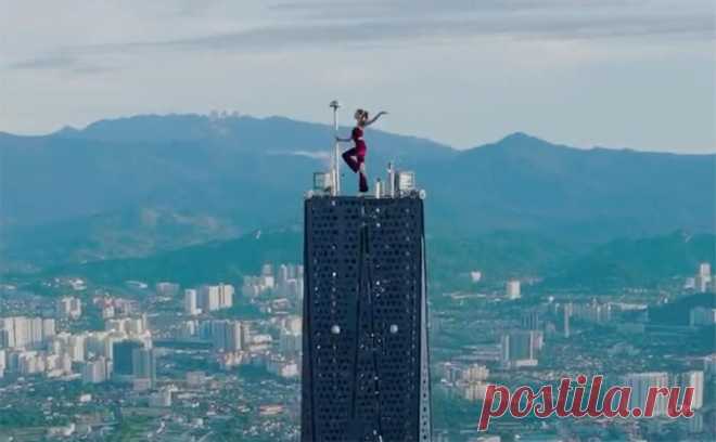 Власти Малайзии расследуют съемку блогеров из России на небоскребе. Пару российских блогеров-руферов Ангелину Николау и Ивана Беркуса вызовут в полицию Куала-Лумпура для дачи показаний после того, как блогеры без официального разрешения забрались на крышу малазийского небоскреба Merdeka — второго по высоте здания в мире, сообщает газета Free Malaysia Today.