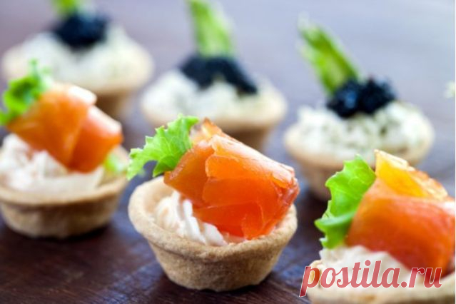 Тарталетки с красной рыбой: самые вкусные рецепты на праздничный стол
Когда приходят гости, то любая радушная хозяйка думает о том, что подать к столу. Чтобы и вкусом удивило и глаз радовало. Закуска на тарталетках — беспроигрышный вариант, ведь на столе они смотрятся очень празднично и изыскано. А уж, какой простор для фантазии в выборе начинки!