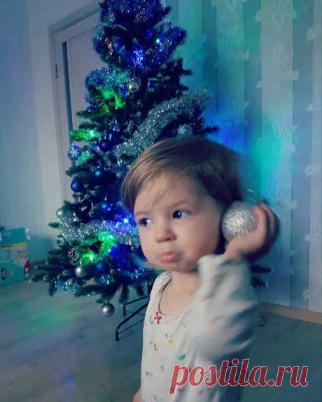Внучка так рада елочки!!!!!!!!!!!!!!!А еще больше Полине шарики по душе!!!!!!!!!!!!!!