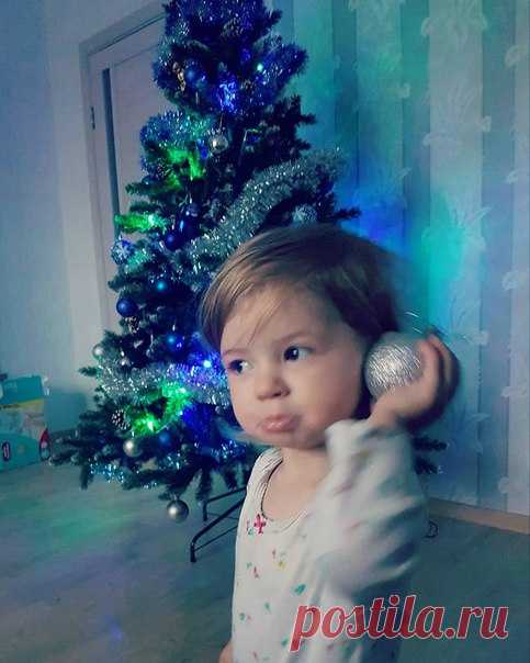Внучка так рада елочки!!!!!!!!!!!!!!!А еще больше Полине шарики по душе!!!!!!!!!!!!!!