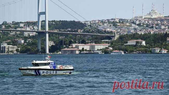 Водолазы нашли в Босфорском проливе стиральную машину и телевизор