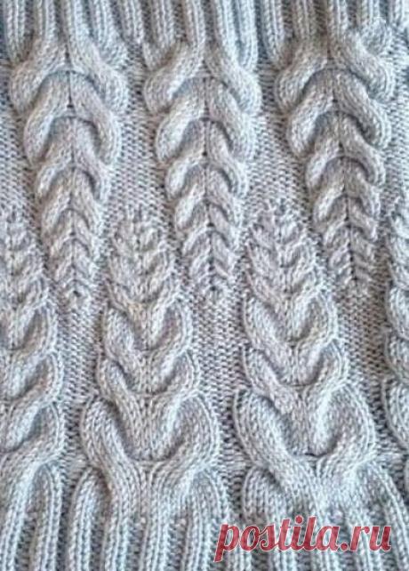 Вязаная шапка с интересным узором со схемой