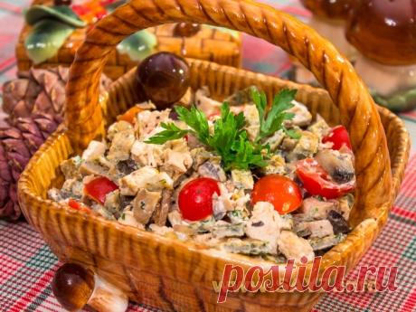 Салат с запеченным куриным филе, блинчиками и грибами