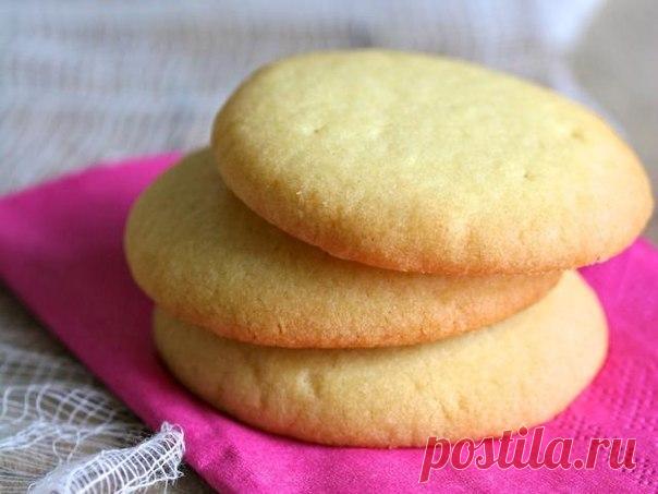НЕЖНОЕ ПЕСОЧНОЕ ПЕЧЕНЬЕ 

ИНГРЕДИЕНТЫ:
● Сливочное масло — 100 гр
● Яичный желток — 2 шт
● Сахар — 100 гр
● Мука пшеничная — 180 гр

ПРИГОТОВЛЕНИЕ:
Сперва необходимо размягченное масло перемешать с желтками до кремообразной консистенции. Затем добавить сахар и муку, замесить тесто. Из получившегося теста сформировать небольшие шарики (от 15 до 20 штук). Выложить их на противень, застеленный бумагой для выпечки. Каждый шарик немного придавить. Выпекать приблизительно 20 мин...