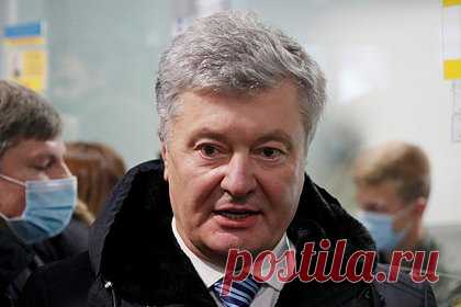 Не выпущенный за границу Порошенко подал в суд. Бывший президент Украины Петр Порошенко подал в суд на руководство Верховной рады и пограничников за то, что его не выпустили в командировку за границу. Об этом сообщает ТАСС со ссылкой на заявление его адвоката Игоря Голованя: «Никакого результата это не дало, что свидетельствует о вопиющем бездействии».
