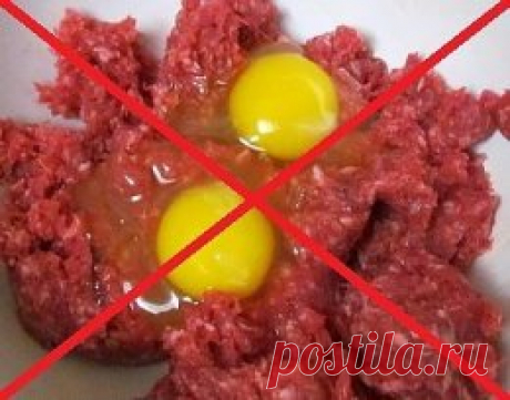 7 секретов приготовления вкуснейших котлет.
Прочитав эту статью, вы научитесь жарить такие вкусные котлеты, что вам позавидует любой шеф-повар! Почему у одних хозяек котлеты получаются нежными и сочными, а у других подгоревшими и сухими? Все дело в том, что первые знают и применяют на практике несколько крайне важных секретов приготовления вкусных котлет, которыми я с вами с удовольствием поделюсь.
Секрет 1. Для приготовления котлет используйте смешанный фарш, состоящий на ¾ из говядины, и на