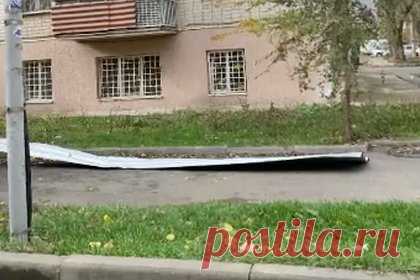 Кусок крыши в российском городе улетел и попал на видео. На Ставрополье (Минеральные Воды) сильный ветер снес с крыши многоэтажного кирпичного дома кусок металлопрофиля. На попавшем в сеть видео часть крыши лежит на дороге во дворе здания. Сильный ветер обрушился на город с утра 21 ноября. По прогнозам синоптиков, его порывы могут достигать скорости 20 метров в секунду.