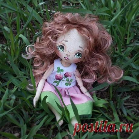 Эх... Хорошо летом! Вышел куклёну в травушку посадил и готово фото🍀🍀🍀😄😄😄 Естественная среда обитания клевера😉
🍀Куколка текстильная, интерьерная
🍀Рост 25см.
🍀Ручки, ножки, голова подвижны
🍀Волосы - искусственный тресс
🍀Платье снимается
❗Забронирована❗
#куклымаринызагребиной #текстильнаякукла #интерьернаякукла #кукларучнойработы #ручнаяработа #одеждадлякукол #сделанослюбовью #сделановроссии #воткинск #handmaddoll #handmade #madeinrussia #madewithlove #votkinsk