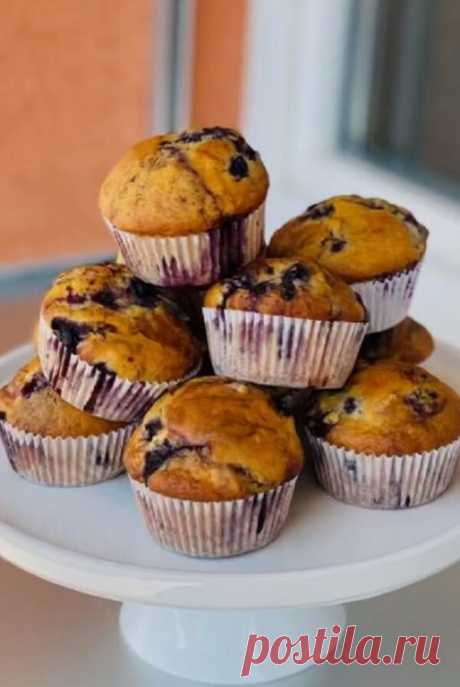 Вкуснейшие, мягкие, ароматные кексики со смородиной, которые готовятся за 20 минут! 
 
4 яйца 
150 грамм сахара 
Ванильный сахар 1 пакетик 
Разрыхлитель теста 12 грамм 
Сливочное масло 50 (размягченное) 
Подсолнечное масло 3-4 столовые ложки 
Смородина 150 грамм 
Сметана или йогурт 3 столовые ложки 
Мука 300 грамм 
Соединить в миске сначала все ингредиенты, кроме муки. Добавить муку, смородину перемешать с тестом. Распределить тесто по формочкам, наполняя на 1/3. 
 
Выпека...