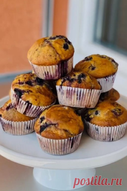 Вкуснейшие, мягкие, ароматные кексики со смородиной, которые готовятся за 20 минут! 
 
4 яйца 
150 грамм сахара 
Ванильный сахар 1 пакетик 
Разрыхлитель теста 12 грамм 
Сливочное масло 50 (размягченное) 
Подсолнечное масло 3-4 столовые ложки 
Смородина 150 грамм 
Сметана или йогурт 3 столовые ложки 
Мука 300 грамм 
Соединить в миске сначала все ингредиенты, кроме муки. Добавить муку, смородину перемешать с тестом. Распределить тесто по формочкам, наполняя на 1/3. 
 
Выпека...
