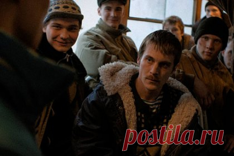 Бурунов раскрыл свое отношение к сериалу «Слово пацана». Российский актер Сергей Бурунов раскрыл свое отношение к сериалу «Слово пацана: кровь на асфальте», в которым сыграл роль отца двух главных героев — братьев Вовы Адидаса и Марата. Артист признался, что был потрясен после прочтения сценария проекта, а также отметил, что сериал показывает фантастическую историю.