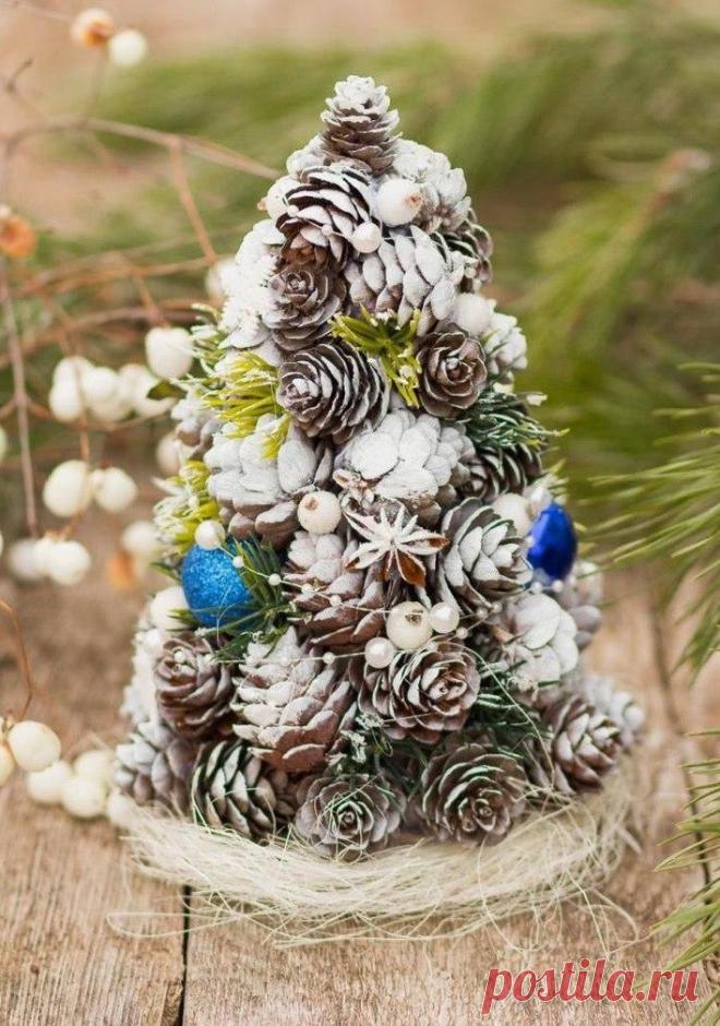 Новогодняя ёлочка из шишек