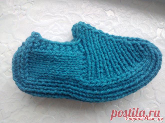 Школа рукоделия вика следки. Детские вязаные тапочки спицами. Следки натальи калиновской. Детские следки-тапочки на 2 года. Следки спицами детские на 5 лет мальчику.