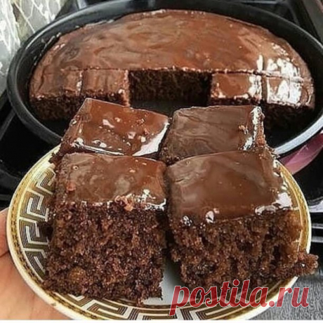 Нереально вкусный ШОКО-ТОРТ      

Нам нужно:

Мука-2,5 стакана
Сахар-2 стакана
Какао-5 с/л
Разрыхлитель -1 ч/л
Сода-1 ч/л
Ванилин
Соль-щепотка
Яйца-2 шт
Молоко- 1стакан
Кипяток- 1 стакан
Растительное масло чуть больше пол стакана. 


И так! Смешиваем все сухие компоненты(мука,сахар,какао,разрыхлитель ,сода,ванилин,соль). Отдельно в другой миске смешиваем все жидкие компоненты(яйца,молоко,кипяток,масло). В два приёма вливаем жидкую смесь в сухую и все хорошенько перемешива...