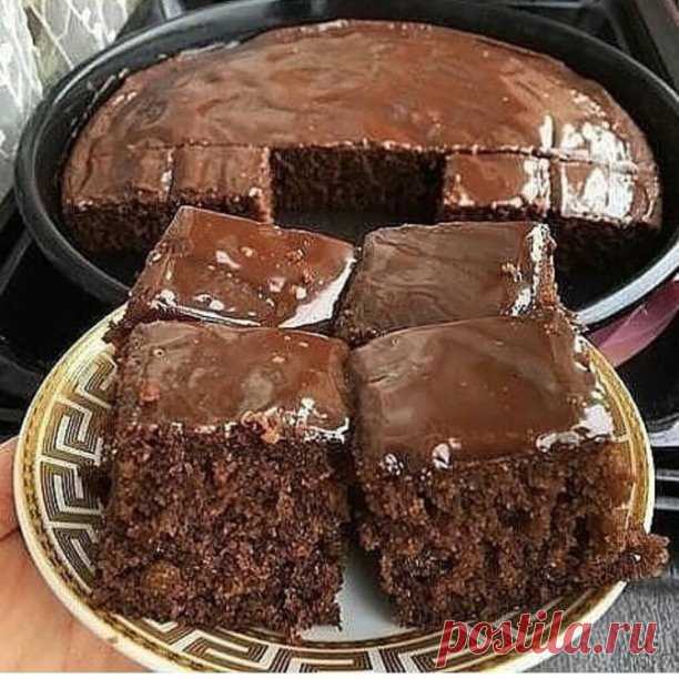 Нереально вкусный ШОКО-ТОРТ      

Нам нужно:

Мука-2,5 стакана
Сахар-2 стакана
Какао-5 с/л
Разрыхлитель -1 ч/л
Сода-1 ч/л
Ванилин
Соль-щепотка
Яйца-2 шт
Молоко- 1стакан
Кипяток- 1 стакан
Растительное масло чуть больше пол стакана. 


И так! Смешиваем все сухие компоненты(мука,сахар,какао,разрыхлитель ,сода,ванилин,соль). Отдельно в другой миске смешиваем все жидкие компоненты(яйца,молоко,кипяток,масло). В два приёма вливаем жидкую смесь в сухую и все хорошенько перемешива...