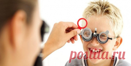 Дальнозоркость: причины, осложнения, лечение. Причины дальнозоркости кроются в патологии хрусталика или изменении формы глазного яблока, в итоге человеку плохо видны предметы, расположенные на расстоянии 30-40 см. Различают 3 стадии развития болезни: слабая, средняя и высокая дальнозоркость — до 2 диоптрий, 2-5 диоптрий и свыше пяти, соответственно.