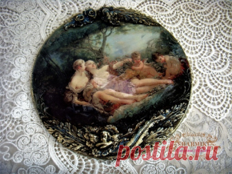 Немного предистории.
Франсуа Буше – Вакх и Эригона
1745. 99х134. Собрание Уоллес, Лондон. (Из греческой мифологии: Эригона, дочь Икария, была соблазнена Дионисом (рим. Вакх), превратившимся в гроздь винограда. Спутница Эригоны смотрит как раз на Вакха с удивлением. Источник Овидий. Метаморфозы VI 125)
Гипсовое панно диамертом 20 см
Украшено объемными элементами.
Тонировано и позолочено художественными материалами.
Имеется крепление для подвеса к стене.