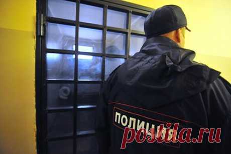 16-летнюю школьницу нашли мертвой под окнами многоэтажки в российском городе. В Екатеринбурге 16-летнюю школьницу нашли мертвой под окнами многоэтажного дома на улице Крауля. Жители дома в российском городе отметили, что сейчас на месте происшествия находятся бригада медиков и сотрудники правоохранительных органов. По предварительной версии, подросток могла выпасть из окна многоэтажки.